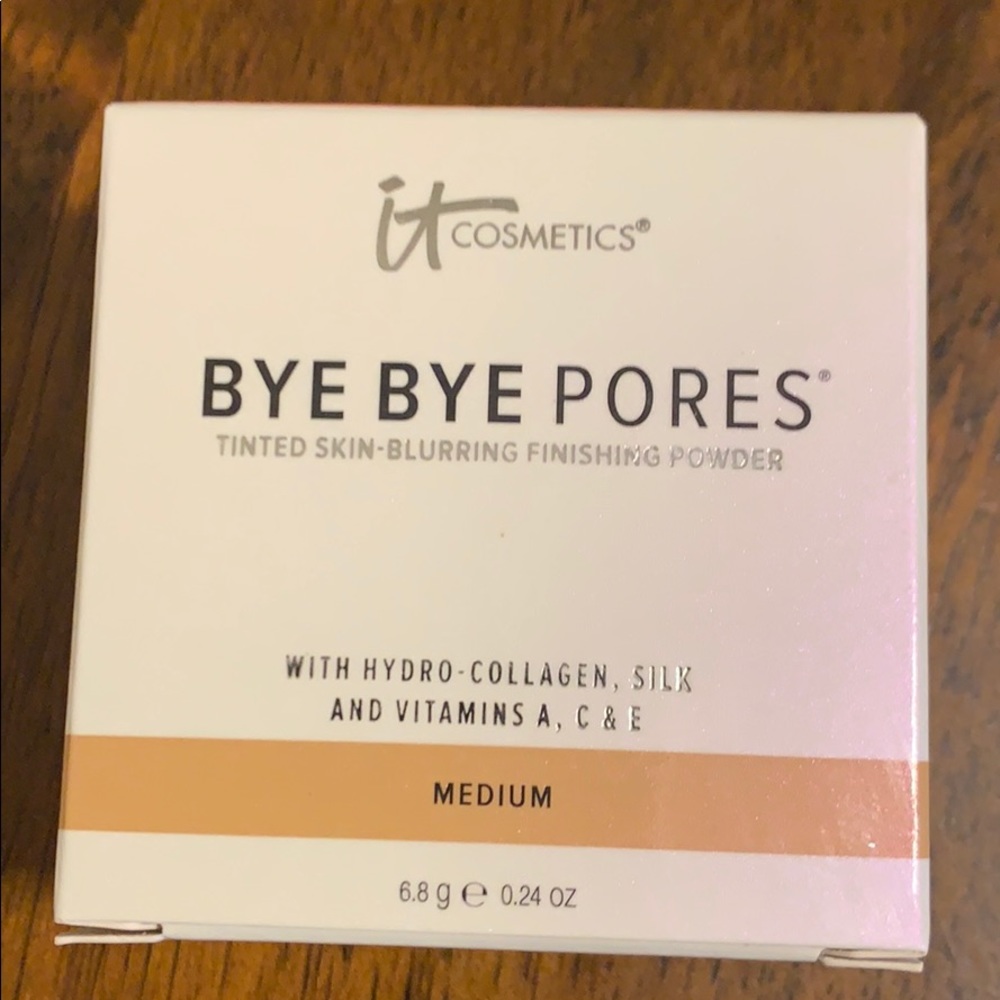 Tinted skin blurring finishing powder